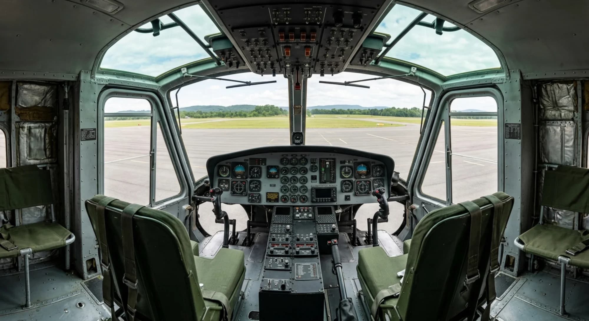 Bell Aircraft UH-1 Huey 1956 - Cockpit view