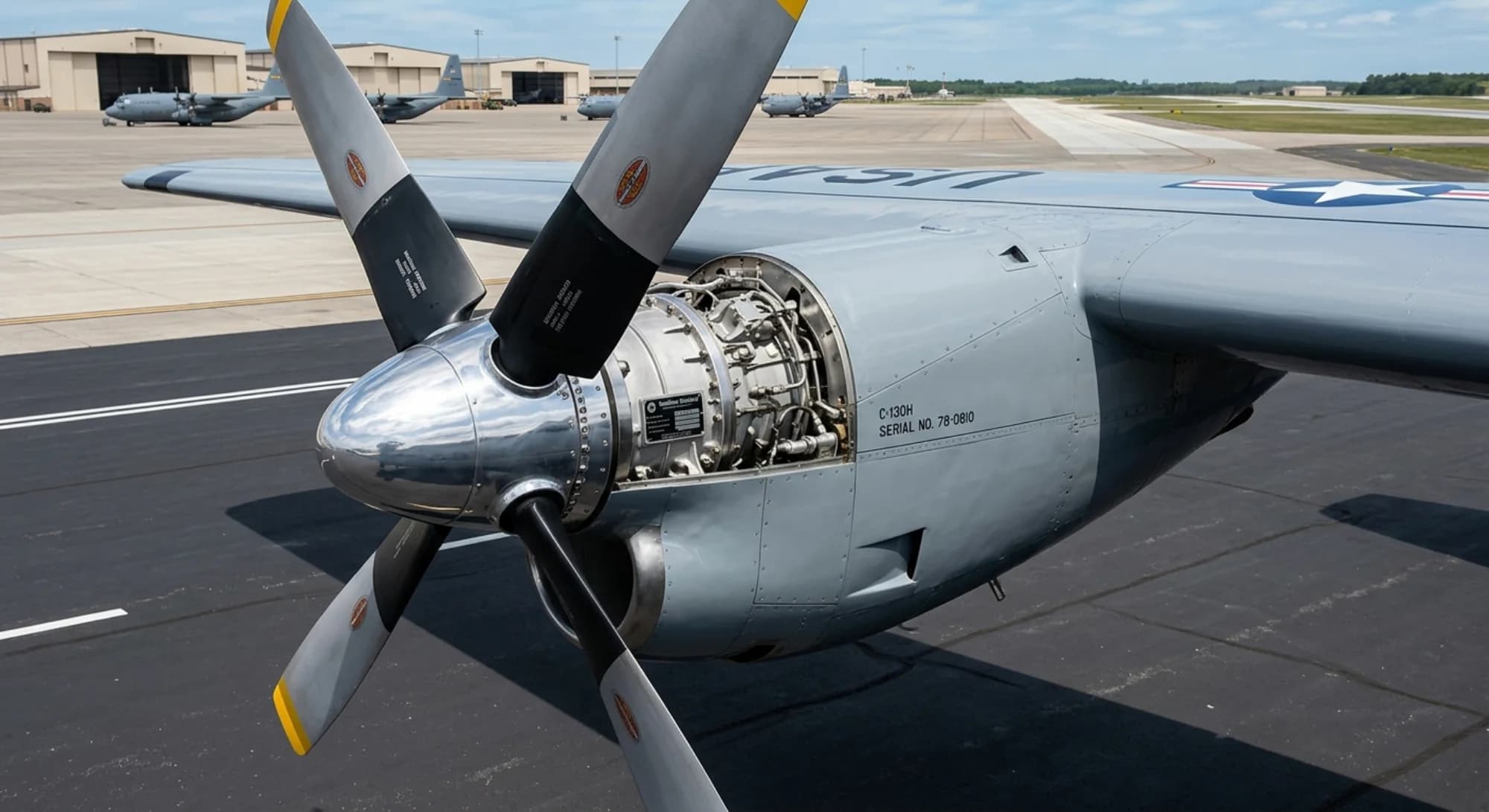 Lockheed Martin C-130 Hercules 1954 - Engine view